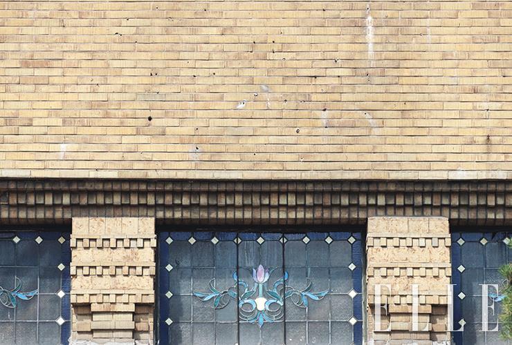 도지사실의 테라스 창 일부에는 색면 유리로 장식적인 요소가 적용됐다.