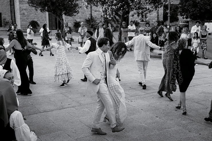 마을 광장에서 결혼식에 참석한 하객과 함께 사르디니안 댄스를 추며 흥겨운 파티의 시작을 알렸다. 