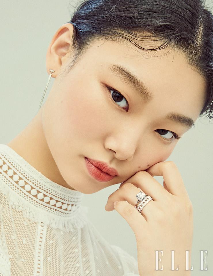 수직적이고 모던한 이미지의 티파니 T 와이어 바 이어링과 심플한 플래티넘 위에 단 하나의 다이아몬드를 세팅한 타파니 트루 링, T 모티프가 체인 형태로 교차된 티파니 T 트루 파베 와이드 링은 가격 미정, 모두 Tiffany & Co. 섬세한 레이스 드레스는 Marylise by Maison Reve.