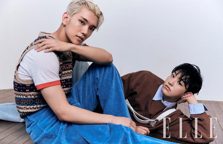 조슈아가 입은 이너 웨어 티셔츠는 Off-White™. 니트 베스트는 Polo Ralph Lauren. 블루 코듀로이 팬츠는 Paul Smith. 호시가 입은 브라운 스웨트셔츠는 Chrome Hearts. 이너 웨어 셔츠는 Polo Ralph Lauren. 데님 팬츠는 Levi’s