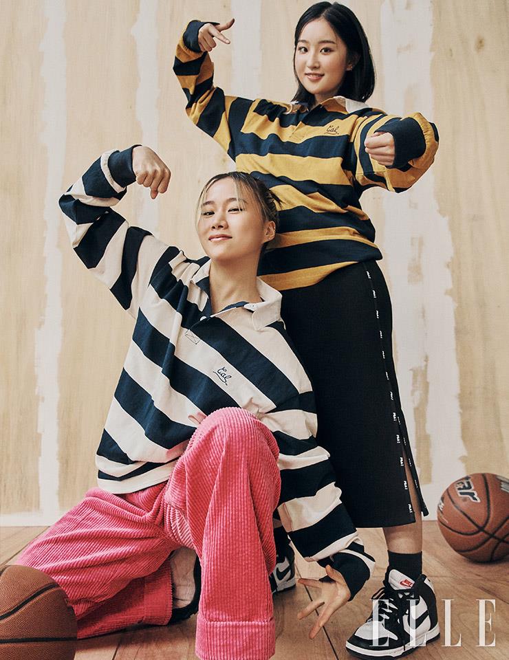 (왼쪽부터) 예본 네이비 스트라이프 피케 셔츠 Uc Berkeley. 핑크 코튜로이 팬츠 Ganni. 슈즈 Nike. 효우 옐로 스트라이프 피케 셔츠 Uc Berkeley, 로고 스커트와 슈즈 모두 Nike.
