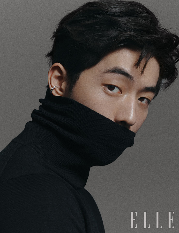 화이트골드에 다이아몬드를 세팅한 코코 크러쉬 이어링은 Chanel Fine Jewelry. 터틀넥은 스타일리스트 소장품.