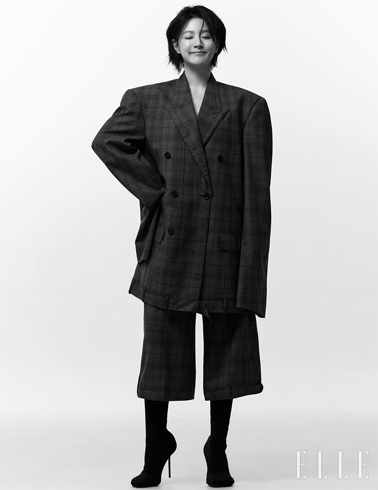 오버사이즈 재킷과 체크 쇼츠, 삭스 부티는 모두 Balenciaga.