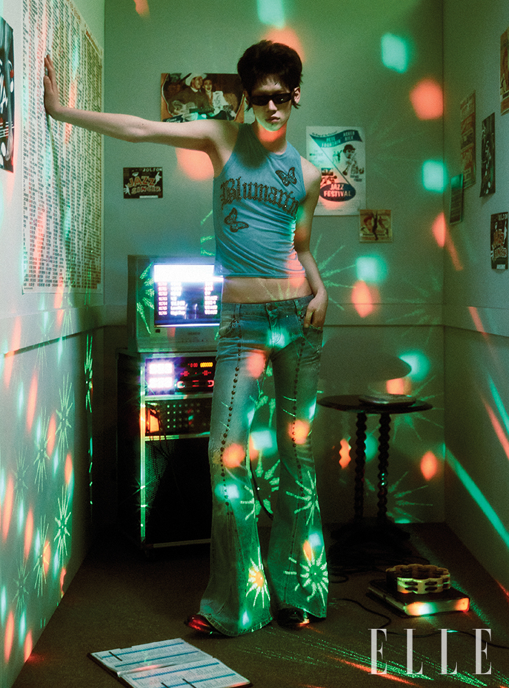 나비 장식의 탱크톱은 98만원, 스터드 디테일의 데님 팬츠는 2백28만원, 모두 Blumarine. 부츠는 2백10만원, Prada.