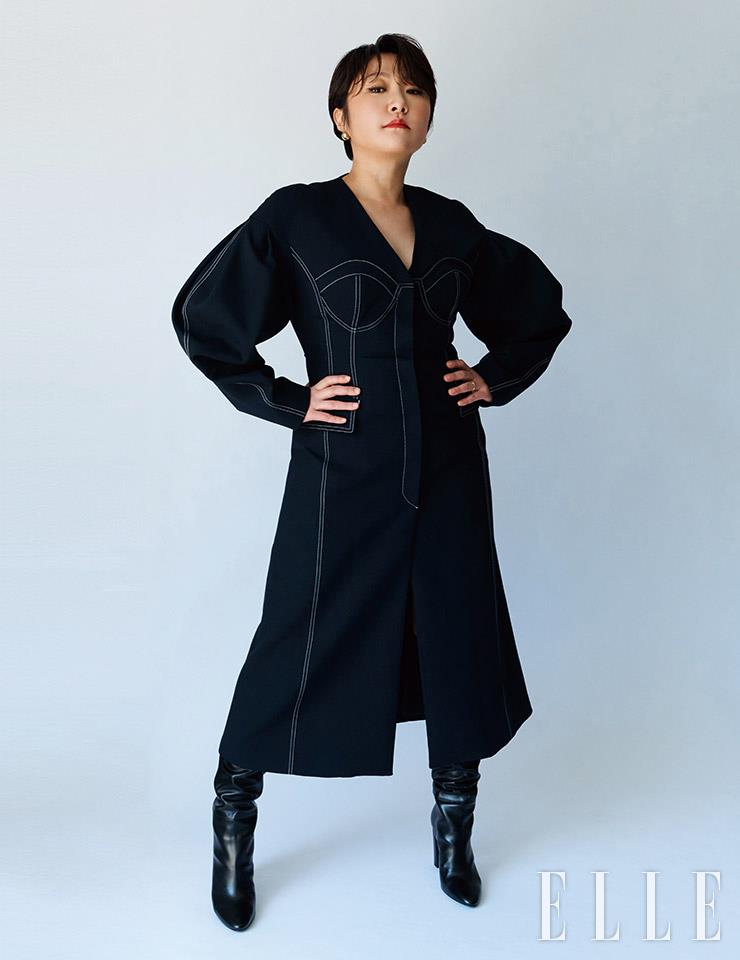 입체적인 실루엣의 스티치 디테일 드레스는 YCH. 롱부츠는 Longchamp. 골드 볼 이어링은 Xte.