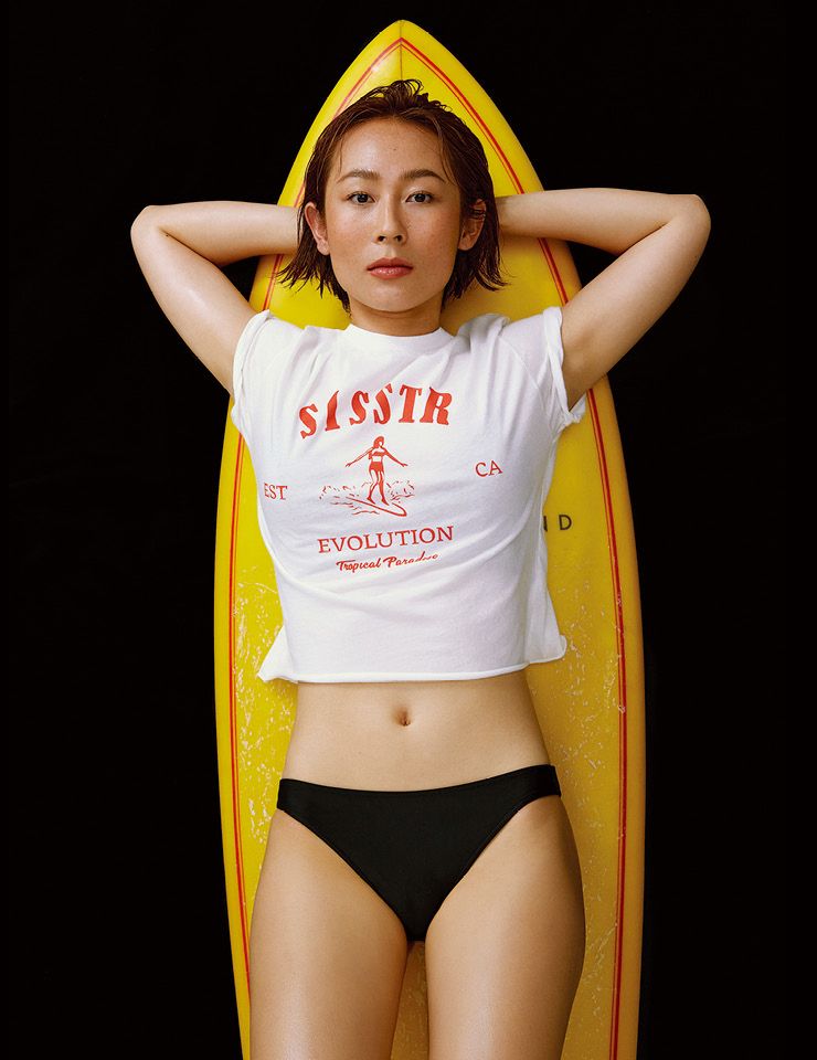 그래픽 티셔츠와 블랙 비키니 쇼츠는 모두 Sisstrevolution.