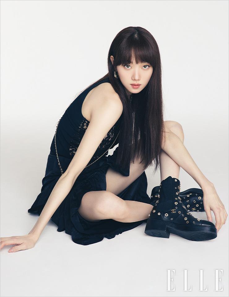 브라톱과 톱, 이어링, 스커트, 부츠는 모두 Chanel.