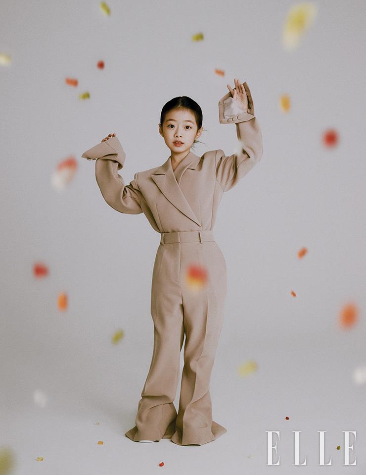 슈즈는 Alexander McQueen by Newnia. 수트 세트업은 스타일리스트 소장품.