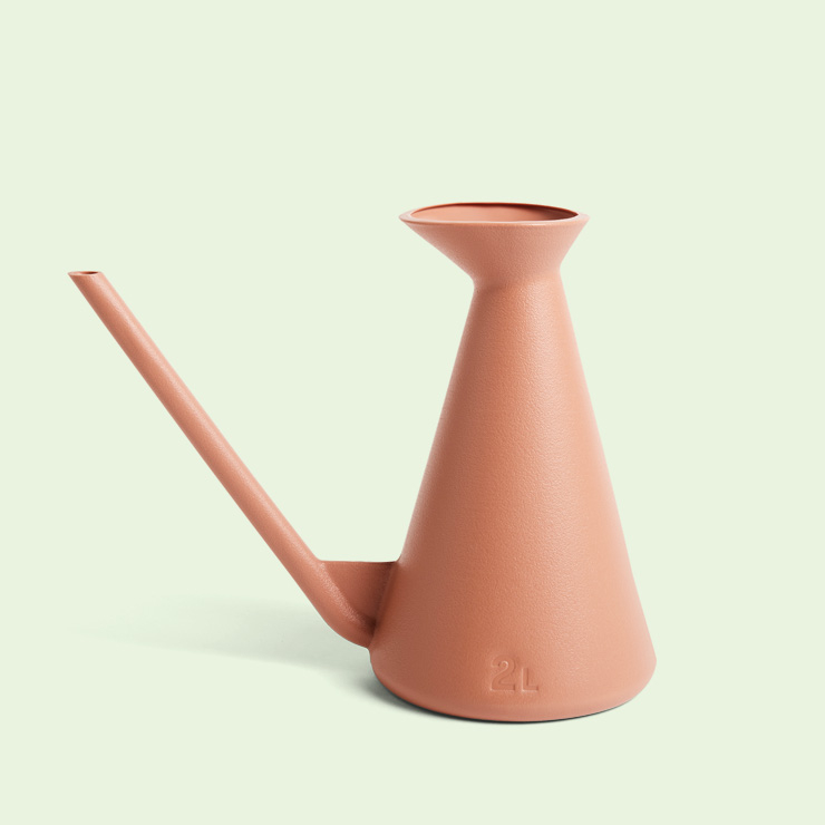 손잡이가 없고 주둥이는 한껏 긴 워터링 캔. 3만9천원, 헤이 by 이노메싸. 