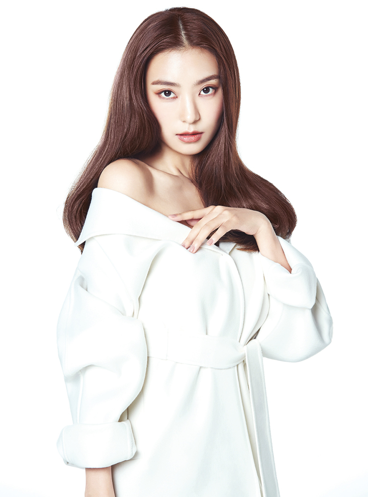 라운드 볼륨 브러시로 뿌리에 볼륨감을 주고, 하드 스무딩 브러시를 이용해 부스스하지 않고 매끈한 C컬 헤어를 연출했다. 다이슨 에어랩™은 건조한 모발을 열로 스타일링하는 건건식이 아닌 어느 정도 수분감이 있는 상태에서 스타일링하는 습건식 제품이다. 따라서 모발이 건조해지지 않는 것은 물론 생기 있어 보이는 마무리감이 특징이다. 캐시미어 코트는 Max Mara.
