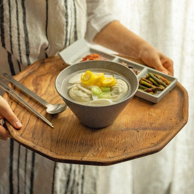 단순한 선에 빗살무늬가 들어간 생활 도자기, 아틀리에 노드, 오덴세. 인스타그램 @odense.official