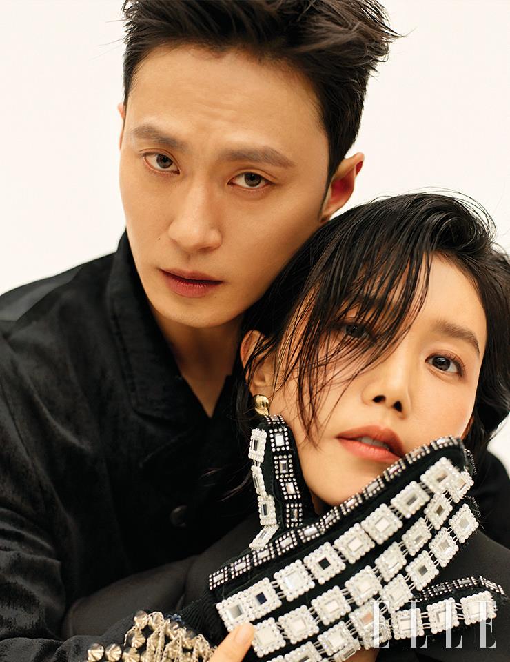 채정안이 입은 재킷은 JKoo. 이어링은 Le Mauve Studio x Amondz. 김성규가 입은 재킷은 John Varvatos. 팬츠는 Real Fake Dot. 슈즈는 Magliano. 글러브는 Bell & Nouveau.