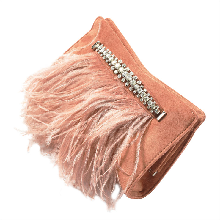 스웨이드 소재의 베이비 핑크 컬러 클러치백은 2백9만원, Jimmy Choo.