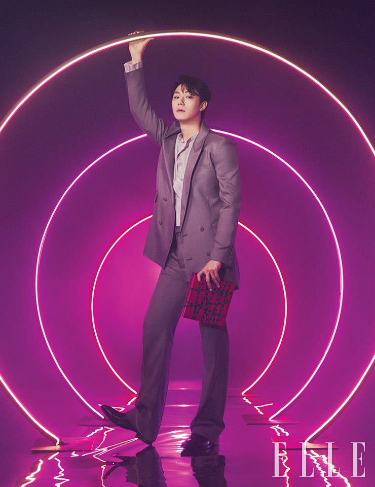 그레이 브라운 수트와 그레이 실크 셔츠는 모두 Kimseoryong Homme. 블랙 레이스업 슈즈는 스타일리스트 소장품. 