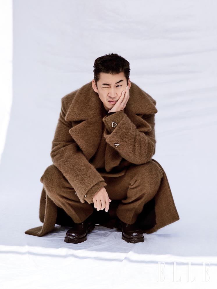  오버사이즈 코트와 재킷, 팬츠, 러버 소재 부츠는 모두 Bottega Veneta.
