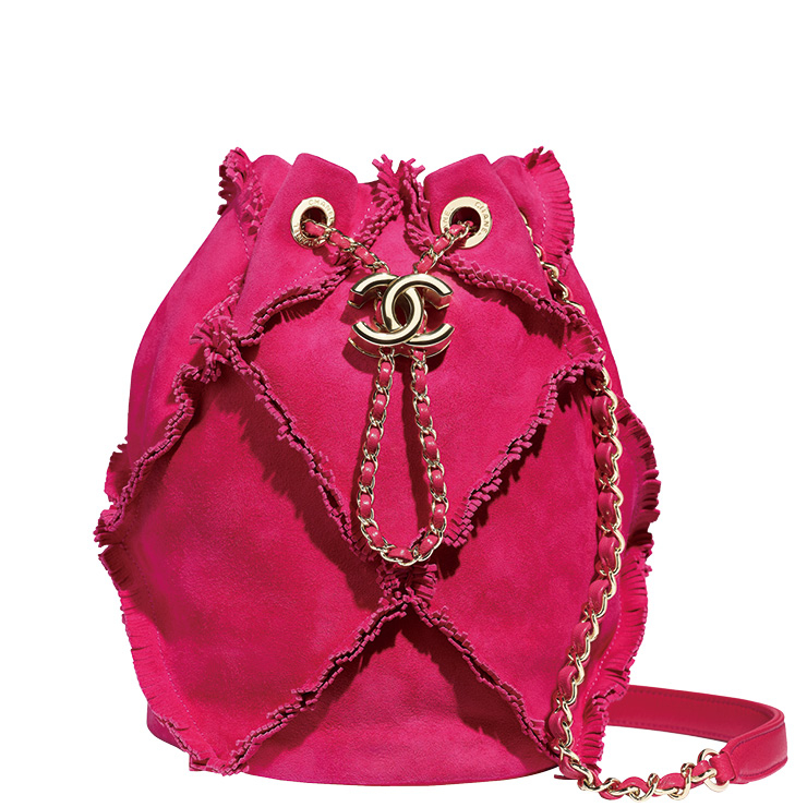 패치워크 디테일의 버킷 백은 가격 미정, Chanel. 