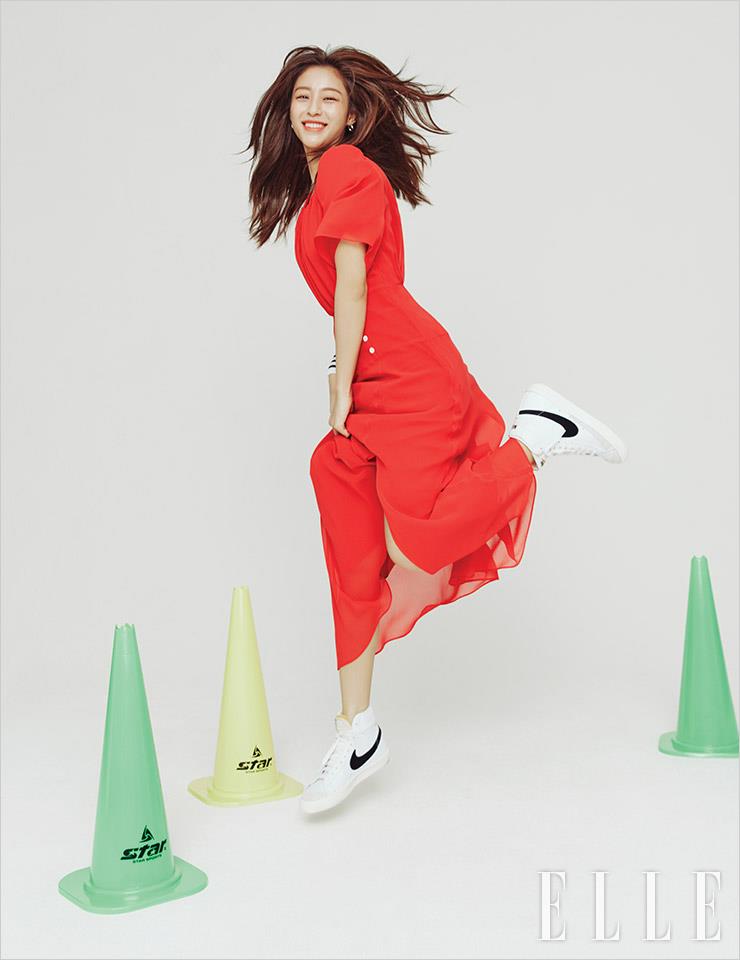 레드 롱 드레스는 Johnny Hates Jazz. 슈즈는 Nike.