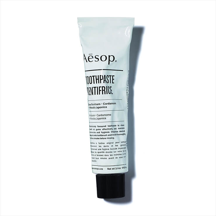 치약 특유의 쓴맛 대신 브랜드 고유의 풍미를 느낄 수 있다. 항균, 구취 제거는 물론 침이 마르지 않도록 해주는 투스페이스트, 13달러(면세점 전용), Ae-sop.