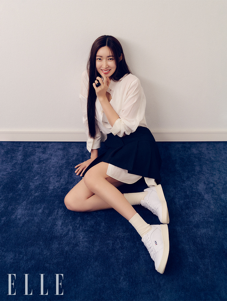 타르가 클래식 슈즈는 8만9천원, Fila. 이너웨어, 셔츠, 스커트, 삭스, 링은 모두 스타일리스트 소장품.