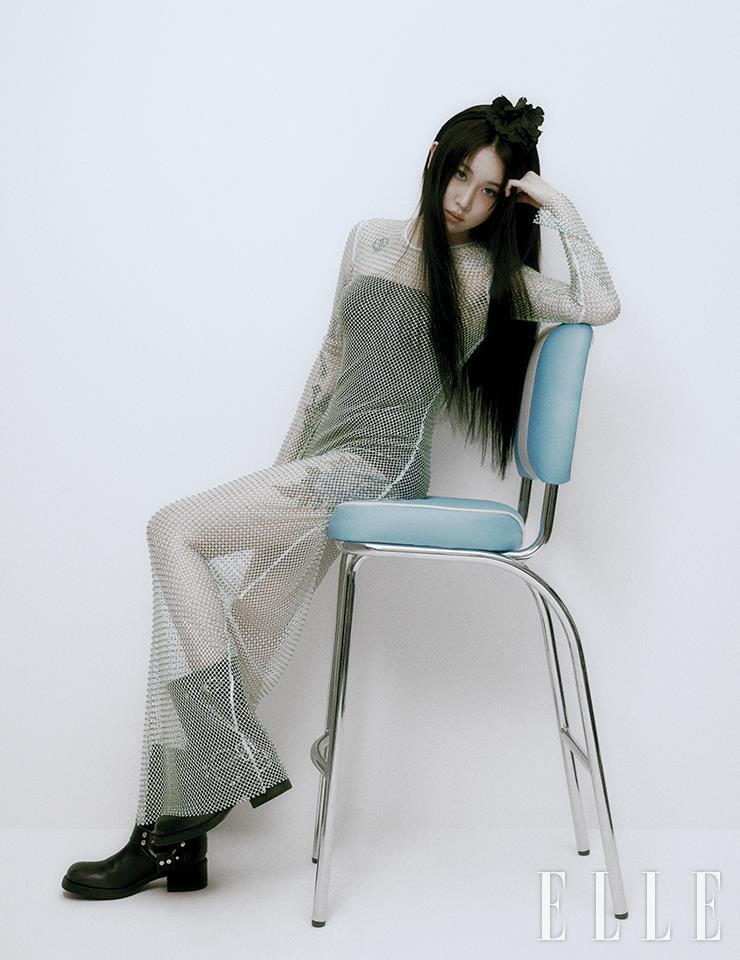 네트 드레스는 Self-Portrait. 부츠는 Miu Miu. 튜브 톱과 브리프, 헤어피스는 모두 스타일리스트 소장품.