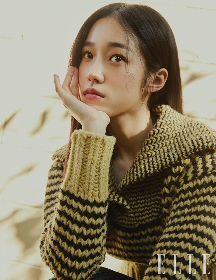 노윤서가 입은 니트, 드레스는 모두 Bottega Veneta.