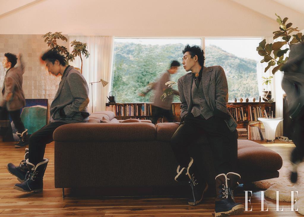 헤링본 재킷과 베스트, 그린 컬러 셔츠, 넥타이는 모두 Polo Ralph Lauren. 울 팬츠는 Sacai. 덕 부츠는 Dsquared2.