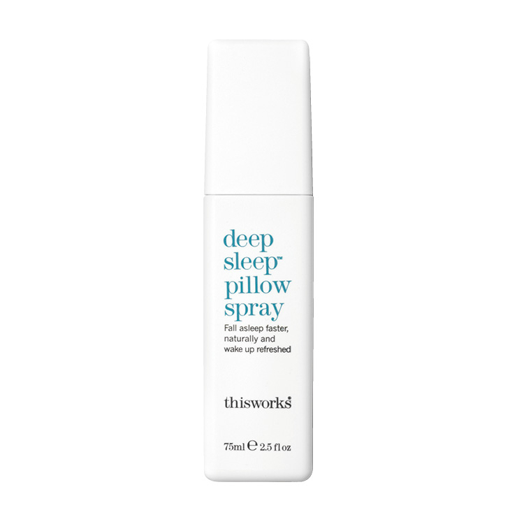 침구나 침대 주변에 뿌리면 빠르게 숙면을 도와주는 아로마 딥 슬립 필로 스프레이, 19.50파운드(국내 미출시), This Works.