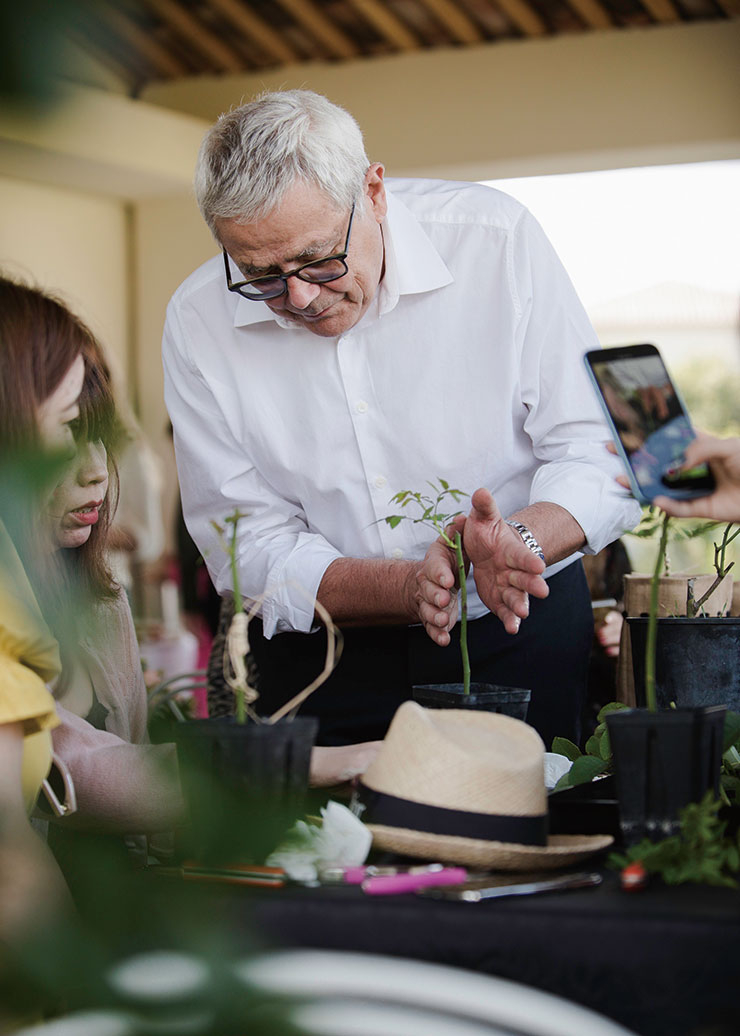 마농 농장에서 만난 프랑소와 드마쉬. 더욱 좋은 품질의 장미를 재배하기 위해 접목하는 과정을 알려주었다.