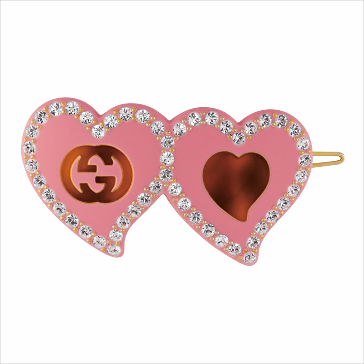 크리스털로 장식한 하트 모티프의 헤어핀은 62만원, Gucci.