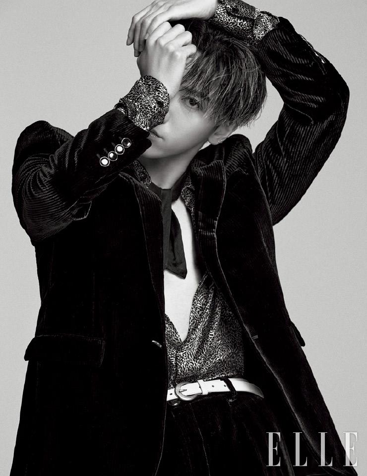 벨벳 재킷과 레오퍼드 패턴 셔츠, 팬츠, 스카프, 벨트는 모두 Saint Laurent by Anthony Vaccarello.