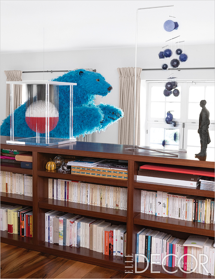책장 위에 놓인 작품은 헤수스 라파엘 소토의 <Maquette de la Sphe‵re Lute′tia, 1996 - Edition Avila(Succession Soto), 2014>, 자비에 베이앙의 <Mobile n°3>(2016).