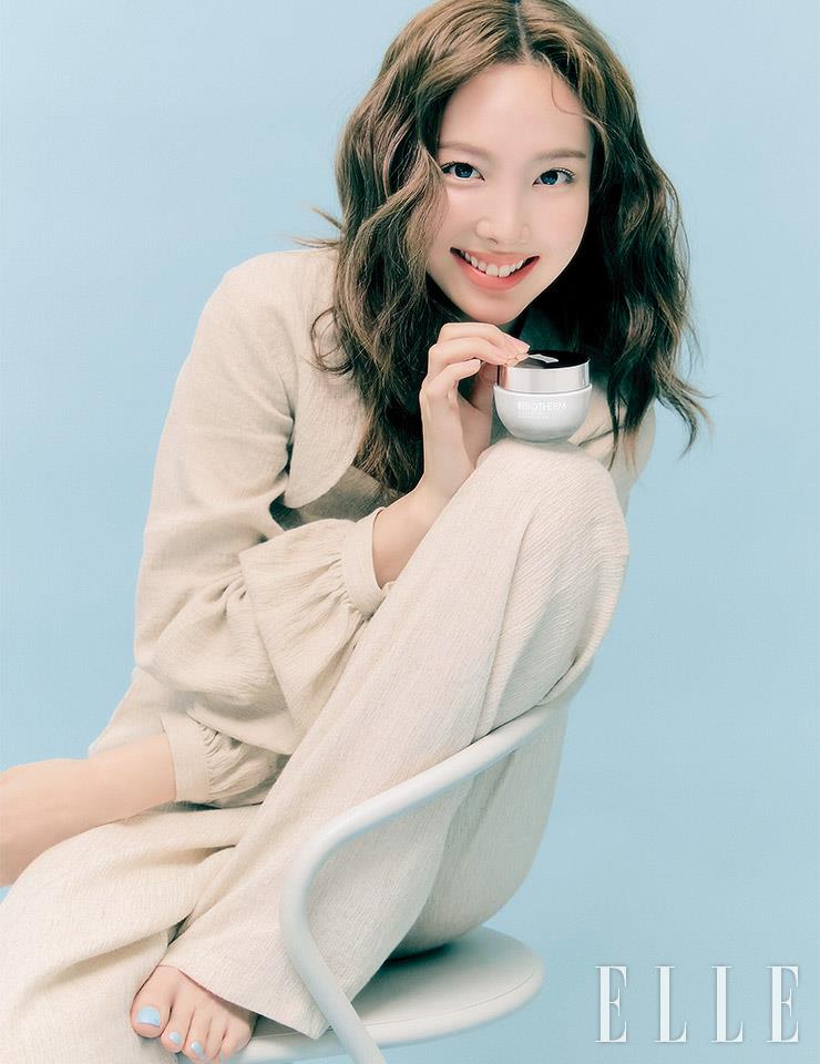 오트밀 컬러의 카디건과 슬립, 팬츠는 모두 Yull.