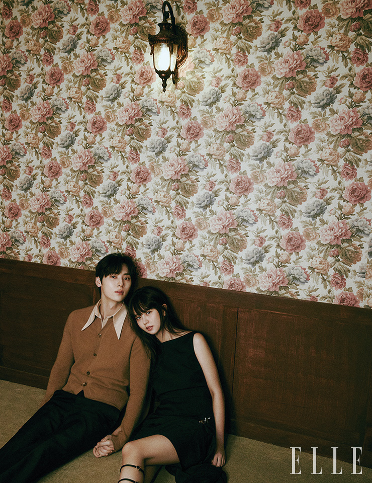 황민현이 입은 카디건과 팬츠는 모두 Prada. 김소현이 입은 드레스는 Rokh. 슈즈는 Gianvito Rossi.