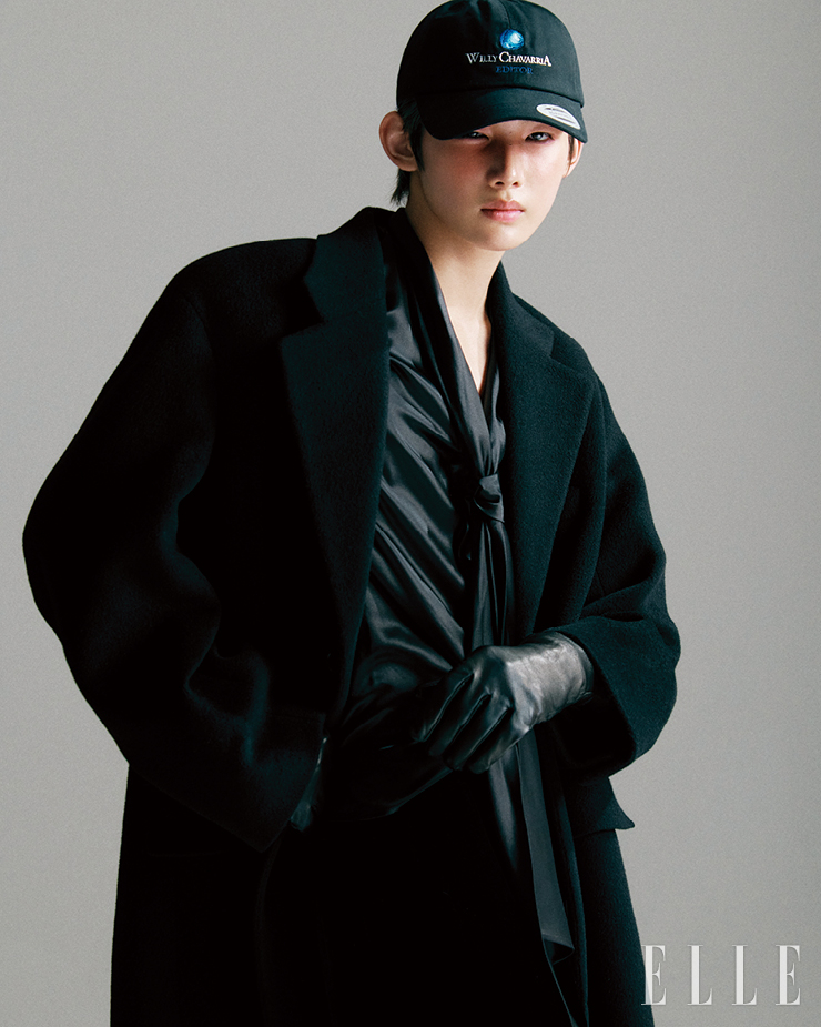 조가 입은 코트와 톱, 팬츠, 글러브, 커프는 모두 Saint Laurent by Anthony Vaccarello. 볼캡은 Willy Chavarria.