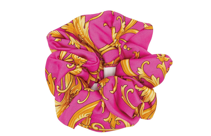 대충 묶어도 스타일리시한 스크런치는 14만원대, Versace by Matchesfashion.