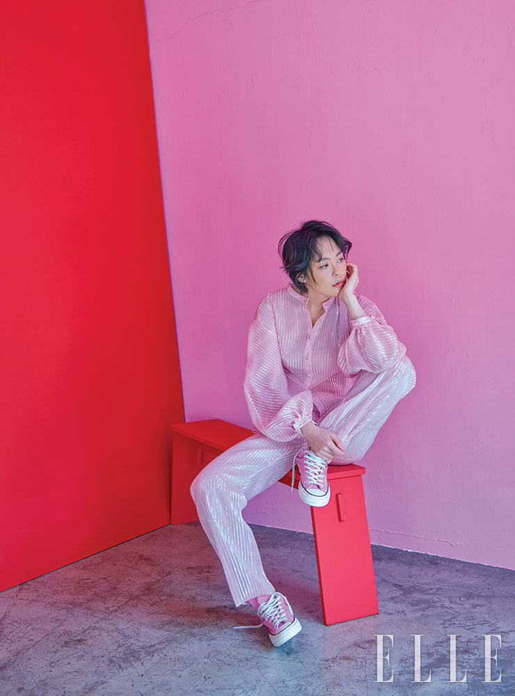 핑크 글리터 셔츠와 팬츠는 모두 Emporio Armani. 핑크 하이톱 스니커즈는 Converse. 