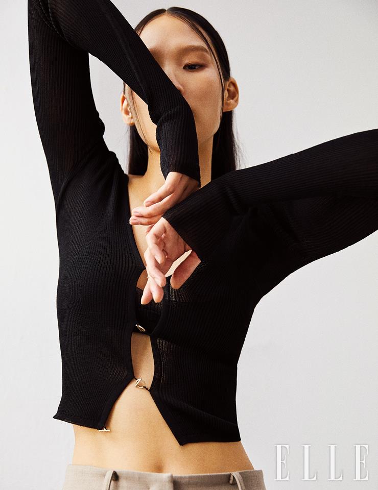 블랙 브라와 세트인 크롭트 니트 카디건은 가격 미정, Ioannes from Net-A-Porter. 팬츠는 35만8천원, Recto. 