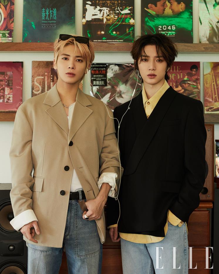 태현이 입은 재킷은 Wooyoungmi, 셔츠는 Ooparts, 팬츠는 Fendi, 슈즈는 Off-White, 네크리스는 OZEL, (선글라스는 MANOMOS), 슬리브리스와 링 벨트는 모두 스타일리스트 소장품. 범규가 입은 재킷과 슈즈는 모두 Dolce&Gabbana, 셔츠는 Recto, 팬츠는 Calvin Klein Jeans, 링과 이어폰은 모두 스타일리스트 소장품.