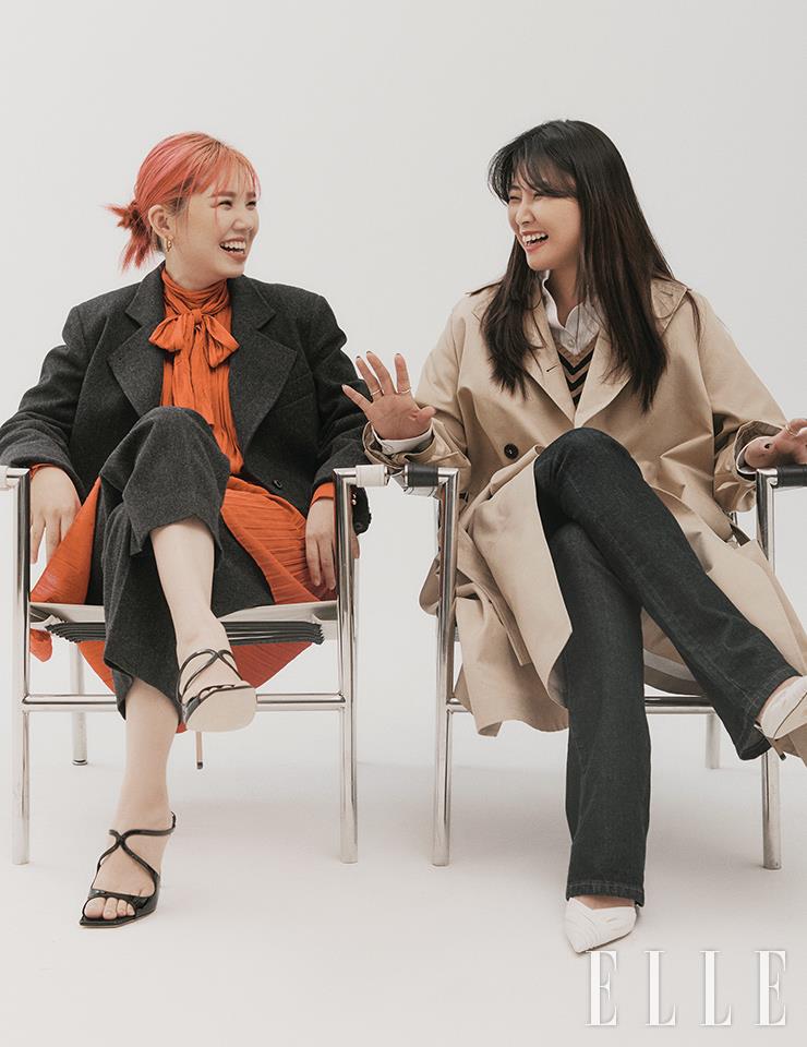 이미소가 입은 수트는 Vivienne Westwood. 블라우스는 YCH. 슈즈는 Jimmy Choo. 이어링은 Numbering. 전혜진이 입은 트렌치코트는 Weekend Maxmara. 셔츠는 Max Mara. 니트와 팬츠는 모두 Lauren Ralph Lauren. 슈즈는 Jimmy Choo. 이어링과 링은 모두 & Other Stories.