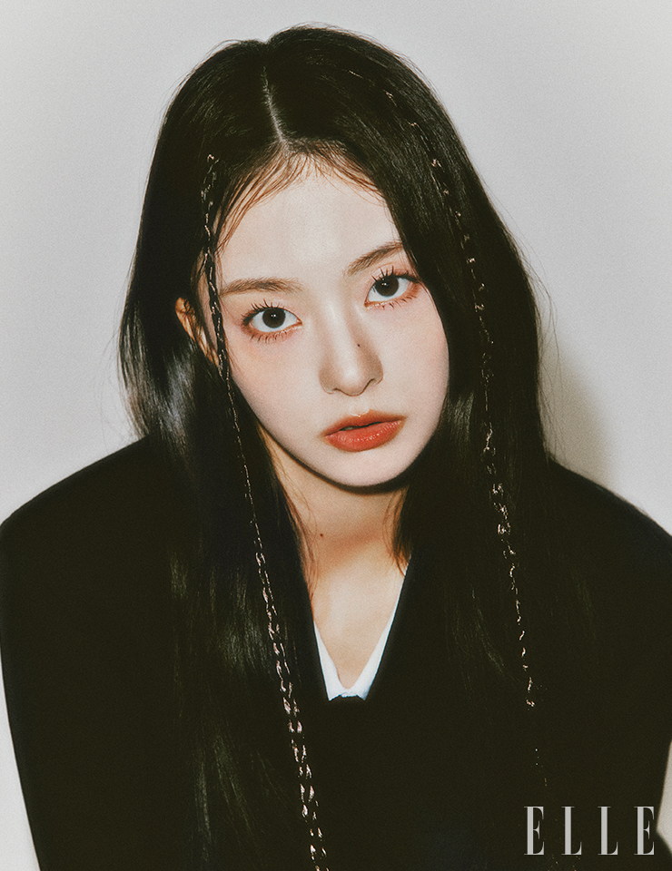 나경이 입은 이너 미니드레스는 Sandro. 크롭트 재킷은 Ports 1961. 
