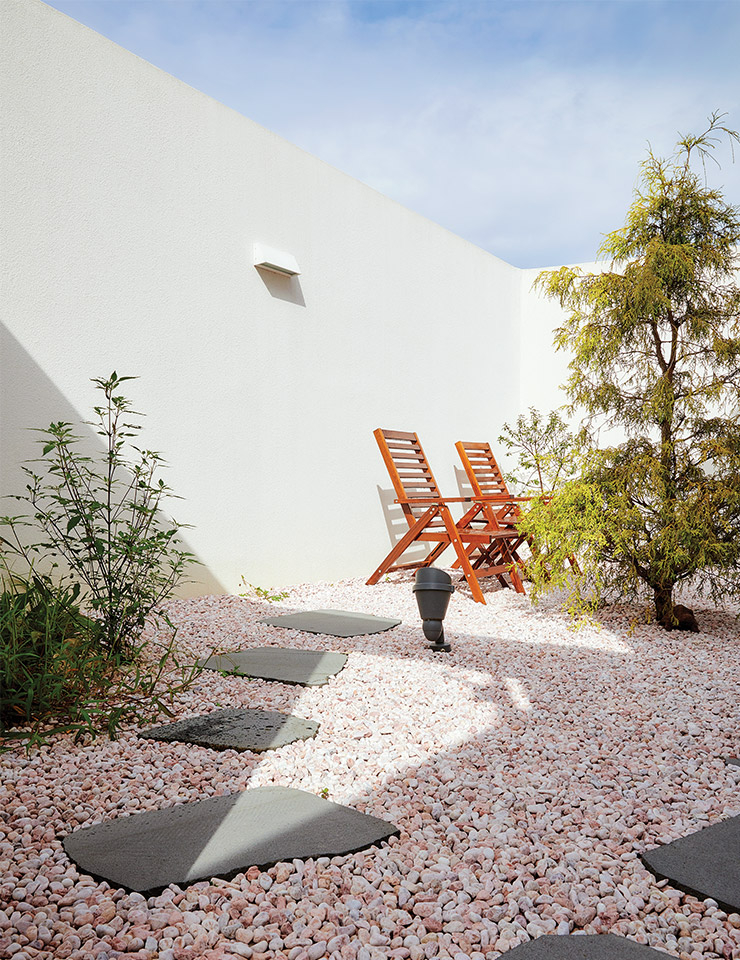 실외에 놓인 좌석도 많은 여여로. 조경을 위해 산에서 가져온 흙에서 피어난 야생화들이 자연스럽고 아름답다.