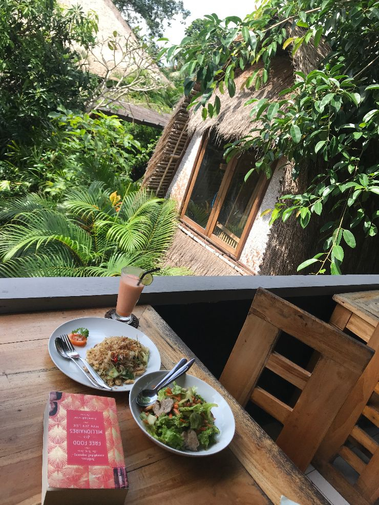 래디언틀리 얼라이브 요가원 앞, 로컬 레스토랑