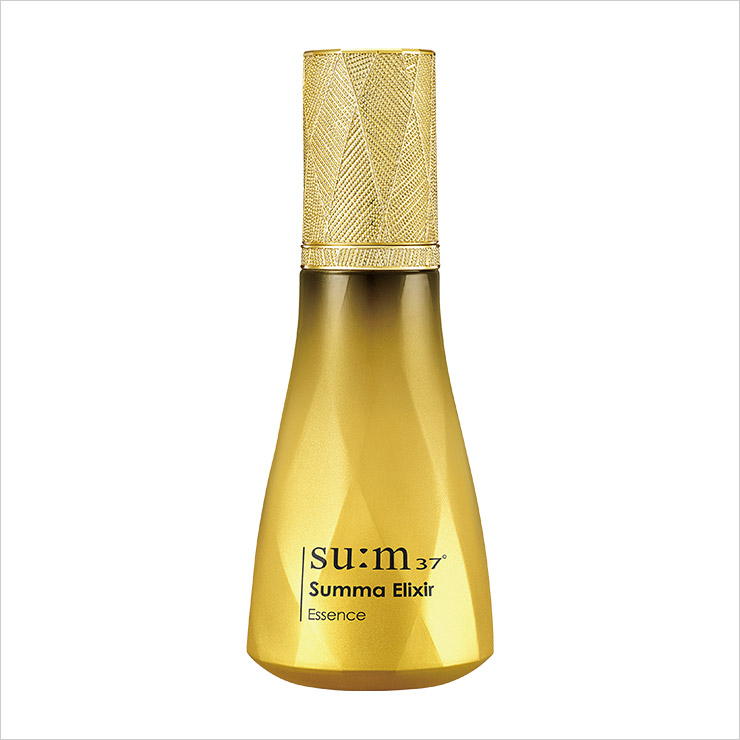 자극은 낮추되 성분 자체의 순도를 높여 여덟 가지 피부 노화 징후를 다각도로 케어한다. 숨마 엘릭서 에센스, 16만원, Su:m37&deg;. 