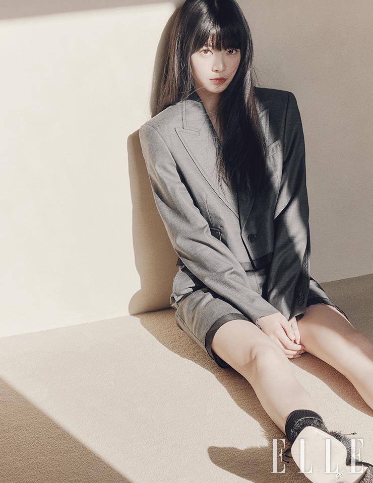 그레이 재킷과 쇼츠, 샌들 힐은 모두 Miu Miu. 삭스는 스타일리스트 소장품.