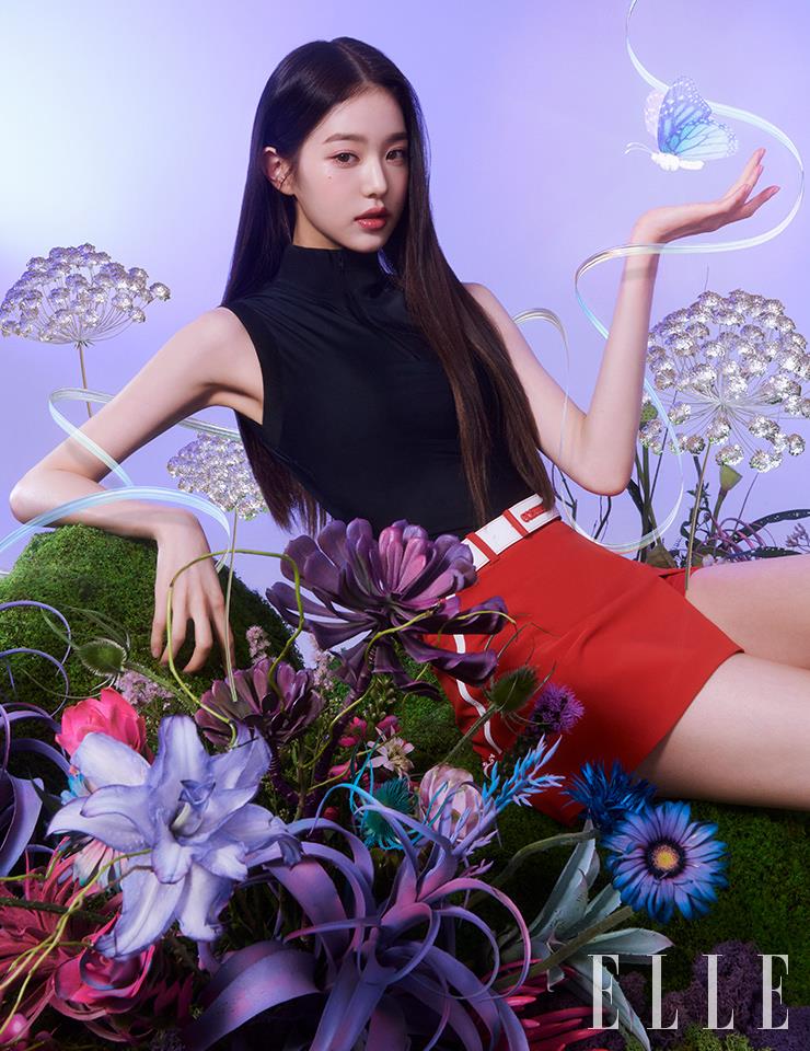 리사이클링 소재를 사용한 퍼포먼스 슬리브리스와 H라인 스커트, 벨트는 모두 Gospheres.