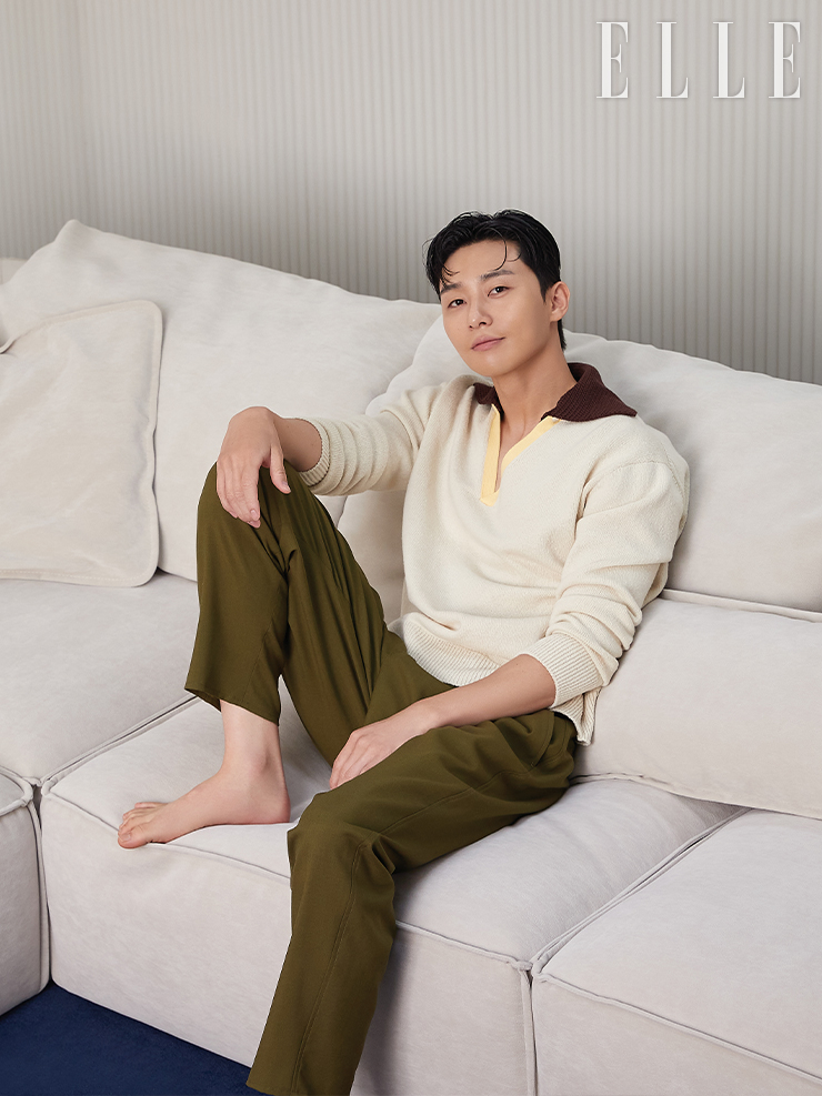 미니멀하고 고급스러운 모듈형 디자인의 에싸 베스트셀러 카리브 소파. 깊숙하게 몸을 감싸는 넓고 푹신한 좌방석에는 에싸가 독점 개발한 에어리폼을 적용해 최상의 쿠션감을 선사한다. 소파 테두리를 파이핑 마감해 보다 유니크하고 위트 있는 공간 연출이 가능하다. 카리브 4인 오픈코너형 카시미라 패브릭 소파 Essa. 니트는 Jil Sander, 팬츠는 Marni byGStreet 494 Homme.