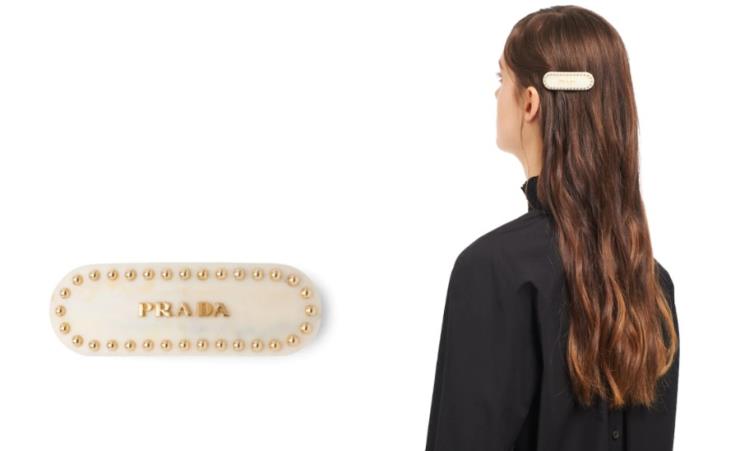메탈 스터드와 로고 장식의 헤어핀은 42만원, Prada.