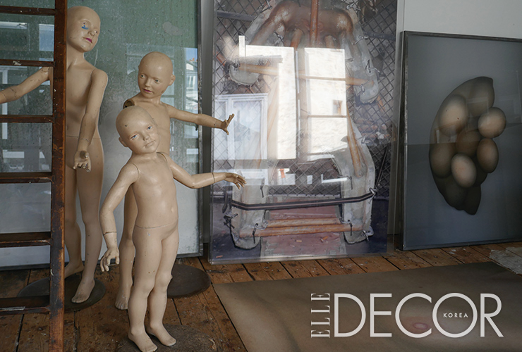 다락으로 이어진 사다리가 무심하게 세워져 있다. 마네킹이 가리키는 작품은 ‘Incubation, Real Doll’(1999), 오른쪽 작품은 ‘Eggs’(2013). 테이블 위에 배열돼 있는 작품들. 왼쪽은 ‘Silicone Object Suspended in Plexi Glass’(2015), 오른쪽은 ‘Silicone Object Suspended in Plexi Glass’(2015).
