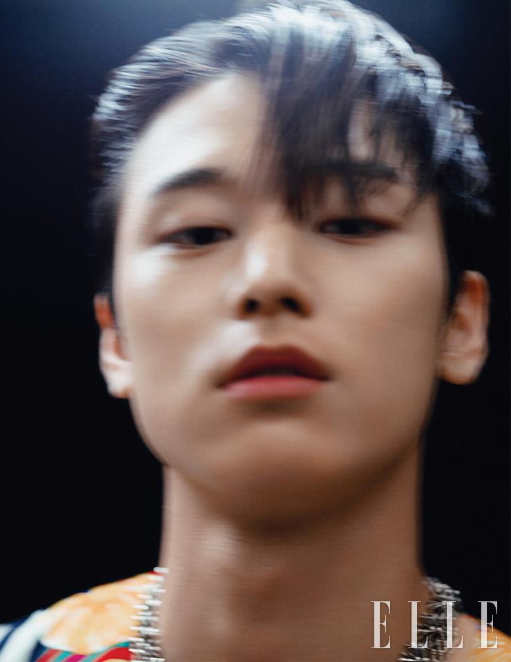 레이어드한 실버 네크리스는 각각 Dior men, Chrome Hearts.