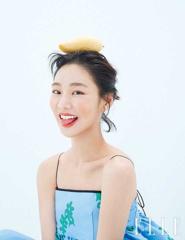 그래픽이 돋보이는 블루 튜브 톱 드레스는 Minju Kim. 크리스털 이어 커프는 Vintage Hollywood. 